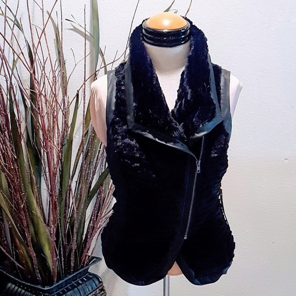 NWT Super Soft Faux Fur Black Moto Vest! 💕 - Picture 4 of 7